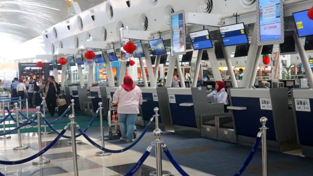 Susana di bagian ticketing Bandara Kualanamu tampak sepi, Selasa (12/2). Foto: Rahmat Utomo/kumparan