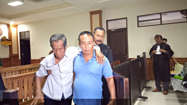 I Wayan Rubah (89) usai divonis 4 bulan penjara karena kasus korupsi jual beli tanah hutan rakyat, di Bali. Foto: Denita BR Matondang/kumparan