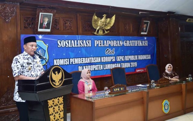 Fadeli saat memberikan sambutan dalam sosialisasi Pelaporan Gratifikasi di Pendopo Lokatantra, Lamongan.