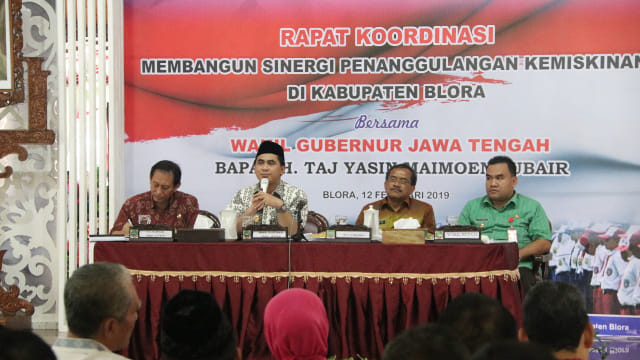 Wakil Gubernur (Wagub) Jawa Tengah H Taj Yasin Maimoen Zubair, saat haridi Rapat Koordinasi dalam rangka Membangun Sinergi Penanggulangan Kemiskinan di Pendopo Rumah Dinas Bupati Blora. Selasa (12/02/2019)  