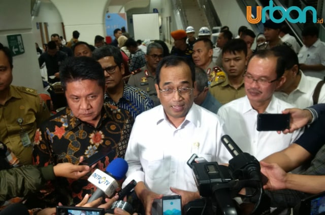 Menteri Perhubungan Budi karya Sumadi didampingi Gubernur Sumsel, Herman Deru, dan Walikota Palembang, Harnojoyo saat berbincang dengan awak media di Palembang (foto: Urban Id)
