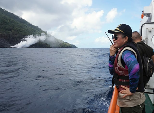 Bupati Siau Tagulandang Biaro (Sitaro), Evangelian Sasingen memantau langsung aktivitas Gunung Karangetang menggunakan kapal SAR