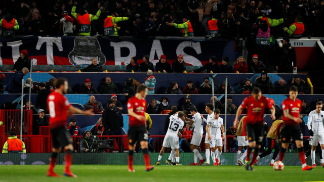 Para pemain Paris Saint-Germain merayakan gol ke gawang Manchester United. Foto: Phil Noble/Reuters