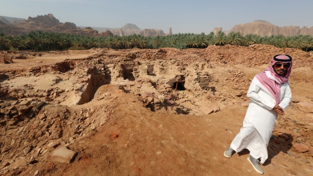 Wisatawan di situs pemakaman kuno Madain Saleh di kota Al-Ula, Arab Saudi. Foto: REUTERS/Faisal Al Nasser