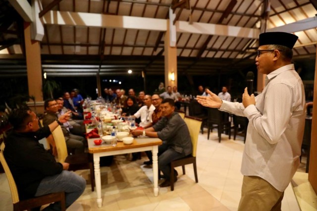 Plt Gubernur Aceh, Nova Iriansyah bersilaturahmi dengan warga Aceh di Palu, Selas (12/2) malam. Foto: Suparta/acehkini