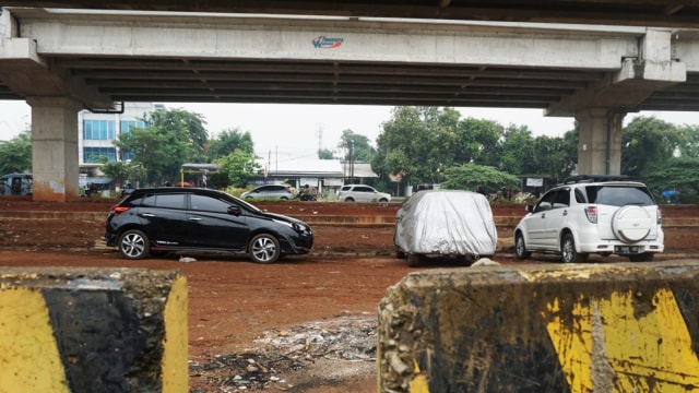 Sejumlah mobil yang terparkir di kolong tol di Jalan Inspeksi Saluran Kali Malang, Jakarta Timur. Foto: Iqbal Firdaus/kumparan