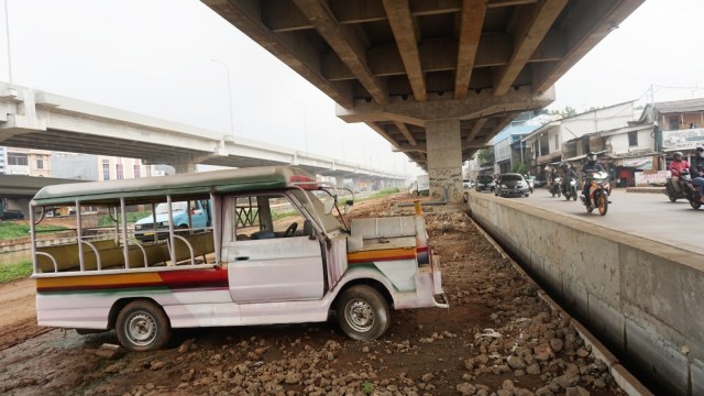 Sejumlah mobil yang terparkir di kolong tol di Jalan Inspeksi Saluran Kalimalang, Jakarta Timur pada 13 Februari 2019. Foto: Iqbal Firdaus/kumparan