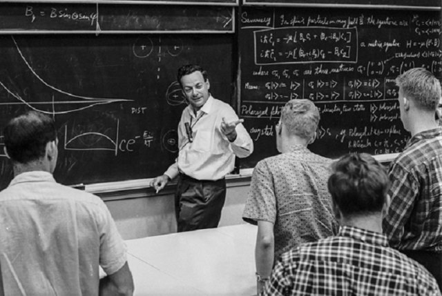 Om Feynman lagi serius menjelaskan Fisika. (Foto: Speakola.com)