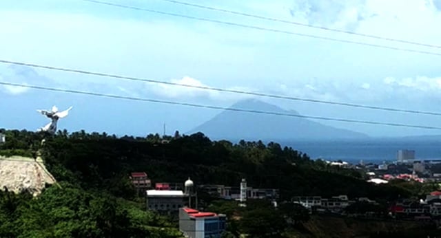 Pemandangan Kota Manado dengan ikon Patung Yesus Memberkati bisa dilihat langsung saat berkendara ke Tondano dengan menggunakan jalur alternatif Desa Koka-Kembes