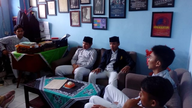 Naufal Rifki Assausan (kanan), santri tingkat SMA yang terpilih menjadi Kepala Madrasah Manba’ul Huda, memimpin rapat. (Dok Manbaul Huda) 