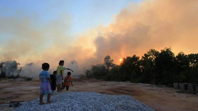 Kebakaran hutan dan lahan akibat musim panas yang semakin meluas dan mendekati pemukiman warga di kecamatan Dumai Barat kota Dumai, Dumai, Riau. Foto: ANTARA FOTO/Aswaddy Hamid
