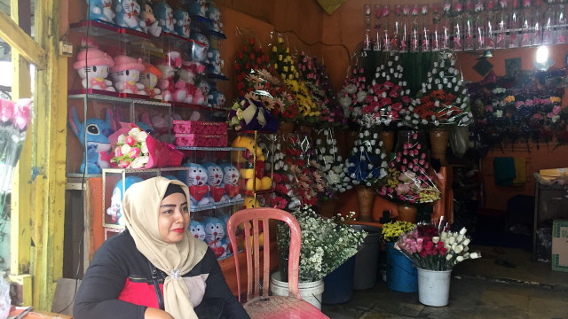 Penjualan pernak-pernik valentine di pusat bunga Rawa Belong, Jakarta Barat, Rabu (13/2). Foto: Nurul Nur Azizah/kumparan