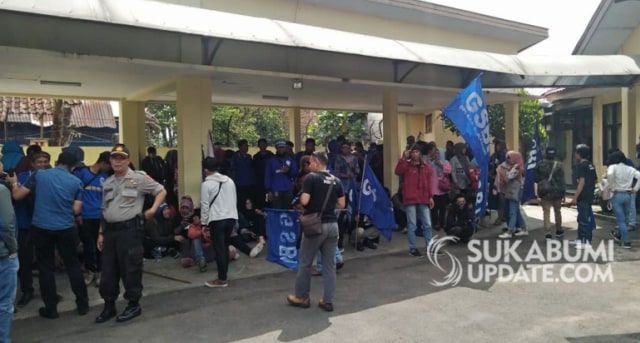 Buruh PT Sentosa Utama Garmindo yang tergabung dalam Gabungan Serikat Buruh Indonesia (GSBI) kembali mendatangi kantor Disnakertrans Kabupaten Sukabumi, Rabu (13/2/2019). | Sumber Foto:Fadillah.
