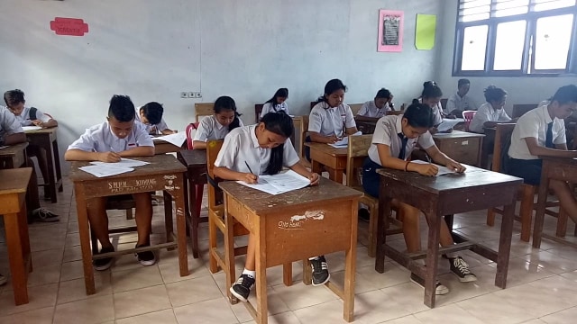 Siswa SMP Negeri 1 Siau Barat Utara di Kabupaten Siau Tagulandang Biaro (Sitaro), kembali menjalankan aktivitas belajar mengajar di tengah aktifitas Gunung Karangetang yang masih terjadi