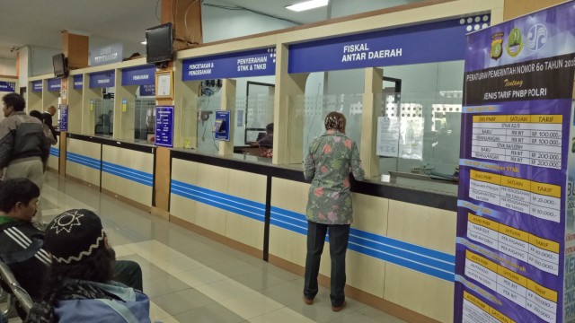 KONTEN SPESIAL PENCATUTAN IDENTITAS Suasana di Samsat
