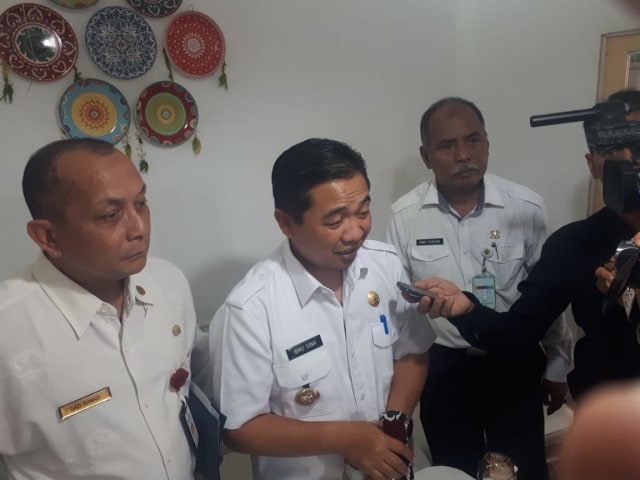 Walikota Banjarmasin Ibnu Sina (tengah) dan Sekdako Banjarmasin Hamli Kursani (kanan) wawancara ke wartawan. Foto: Zahidi/banjarhits.id