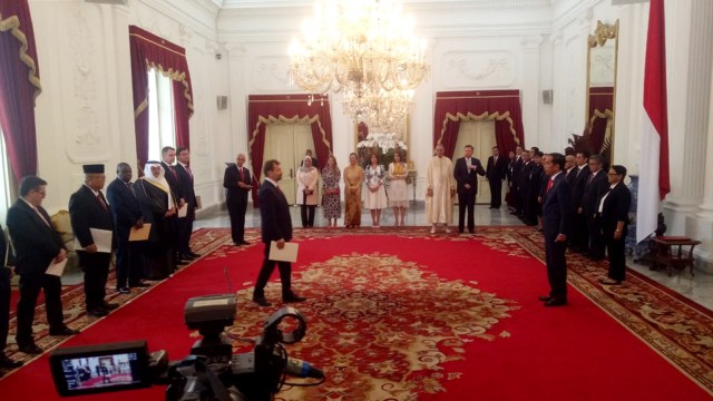 Presiden Jokowi terima 11 Surat Tugas dari Duta Besar Luar Biasa dan Berkuasa Penuh RI di Istana Merdeka, Rabu (13/2). Foto: Fachrian Saleh/kumparan