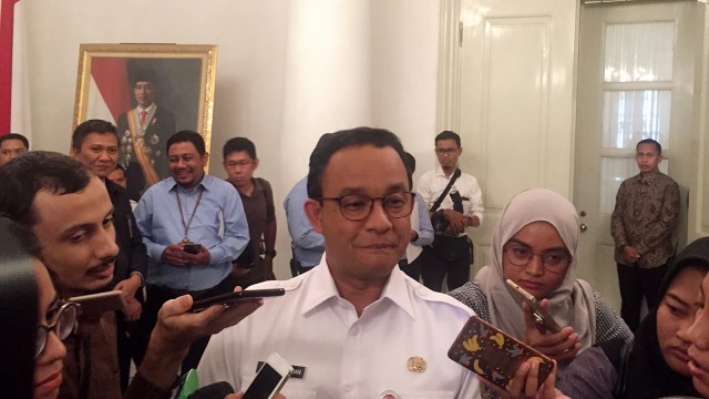 Gubernur DKI Jakarta, Anies Baswedan memberikan keterangan kepada wartawan di Balai Kota Jakarta, Rabu (13/2). Foto: Moh. Fajri/kumparan