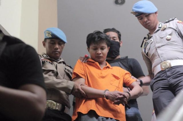 Yudha Lesmana, tersangka pembunuh Fitri Yu digiring aparat dengan tangan terborgol, Rabu (13/2/2019). (Foto: Johannes Saragih/Batamnews)