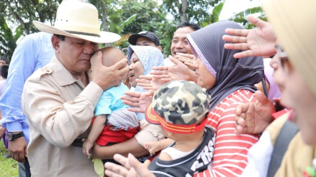 Capres Prabowo Subianto memeluk anak-anak saat melakukan safari ke Purbalingga, Jateng. Foto: Dok. Tim Media Prabowo-Sandi