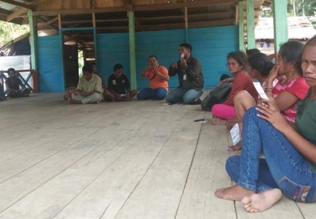 Anggota Panwascam Bambaira, Kabupaten Pasangkayu, melakukan sosialisasi pengawasan Pemilu ke masyarakat adat Suku Bunggu. (Foto: IST)