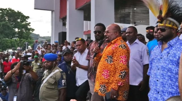 Gubernur Papua, Lukas Enembe (batik kuning) hadir dalam aksi massa yang mengatasnamakan Aliansi Rakyat Bersatu Bela Papua di Kantor Gubernur Papua/ (BumiPapua.com/Pratiwi) 