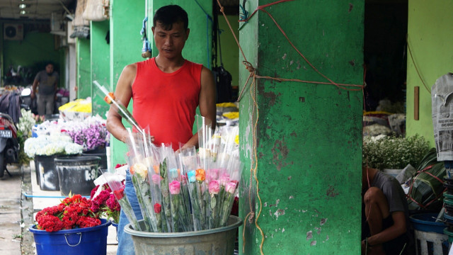 Penjual sedang merangkai Bunga di Pasar Bunga Rawa Belong, Jakarta. Foto: Iqbal Firdaus/kumparan