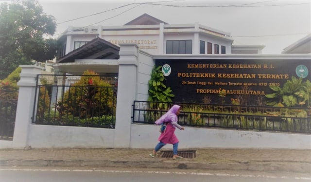 Terlihat anak perempuan sedang berjalan di lingkungan depan Kampus Poltekkes Ternate, Rabu, 13 Februari 2019. Foto: Rajif Duchlun/cermat