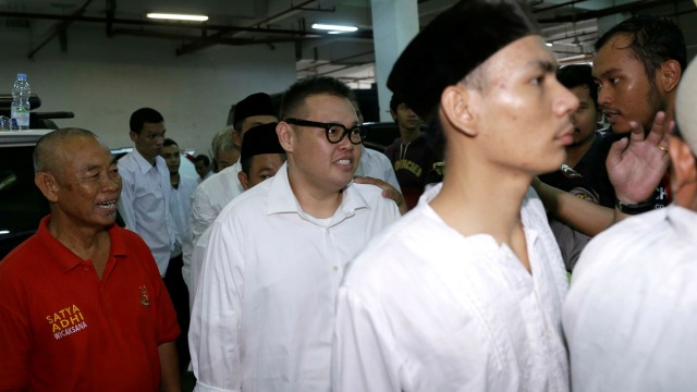 Presenter Reza Bukan (kedua kiri) saat menjalani sidang di Pengadilan Negeri Jakarta Barat, Rabu, (13/02). Foto: Ronny/kumparan