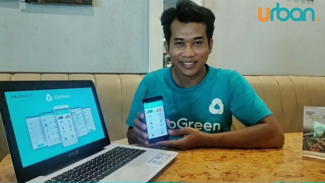 Founder & CEO iGo Green, Hendri Wahyu Kurniawan saat menunjukkan aplikasi jual beli sampah (foto: Urban Id)