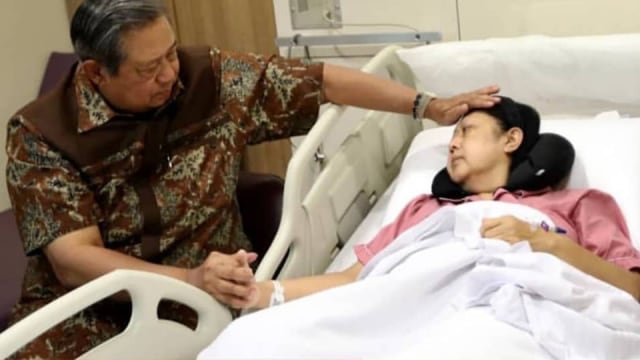 Susilo Bambang Yudhoyono (SBY) saat menemani Ani Yudhoyono di rumah sakit. Foto: instagarm @rika_schmall