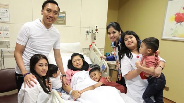 Foto bersama keluarga besar Ani Yudhoyono bersama anak  dan cucu di rumah sakit. Foto: instagram @ibasyudhoyono