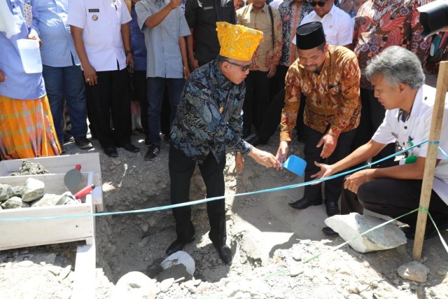 Plt Gubernur Aceh melakukan peletakan batu pertama pembangunan Masjid Nurul Hasanah di Palu, Sulawesi Tengah, Rabu (13/2). Foto: Suparta
