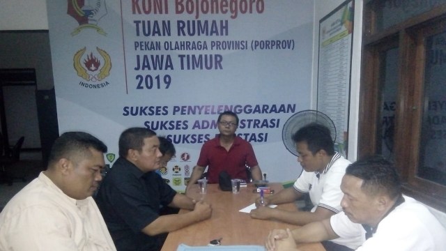 Rapat pengurus KONI Kabupaten Bojonegoro dalam rangka persiapan Musorkablub KONI Bojonegoro, di Kantor KONI di Jalan Gajah Mada Bojonegoro, Rabu (13/02/2019)