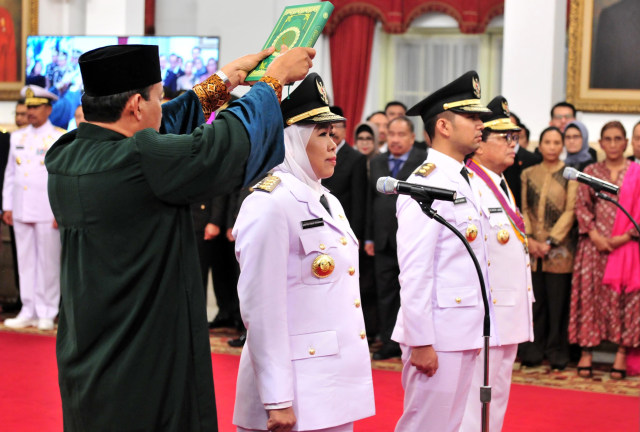 Fachrori Umar diambil sumpah sebagai Gubernur Jambi, bersamaan dengan Gubernur dan Wakil Gubernur Jawa Timur Khofifah Indar Parawansa dan Emil E. Dardak di Istana Negara, Rabu (13/2). Foto: Ist