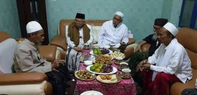 Pengasuh Ponpes Sidogiri KH. Nawawi Abdul Djalil didampingi KH. Abdullah Syaukat Siraj, KH. Fuad Noerhasan saat bertemu Cawapres KH. Ma'ruf Amin di kediamanya, Jumat (28/9/2018). (Foto: dokumen)