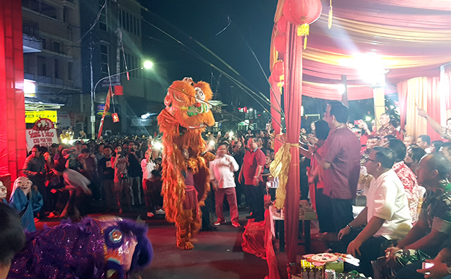 Atraksi Barongsai saat malam pergantian tahun baru China atau Imlek di kawasan Pecinan Kota Manado
