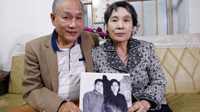 Pham Ngoc Canh dan Istrinya Ri Yong Hui melihatkan foto masa mudanya di rumahnya di Hanoi, Vietnam. Foto: REUTERS/Kham