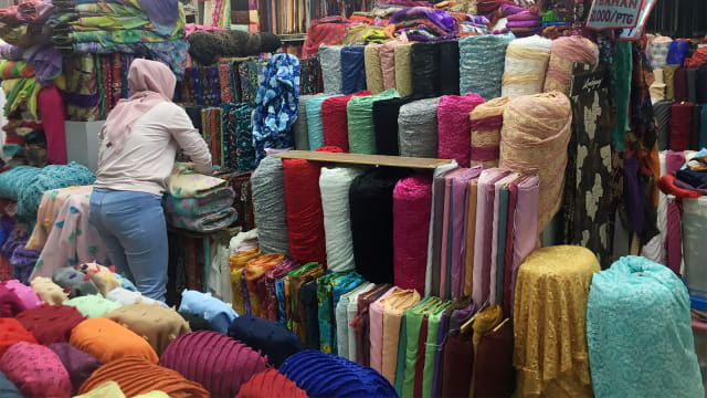 Pedagang merapihkan tekstil di Pasar Tanah Abang. Foto: Nurul Nur Azizah/kumparan