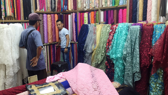 Suasana jual beli di toko tekstil Pasar Tanah Abang. Foto: Nurul Nur Azizah/kumparan