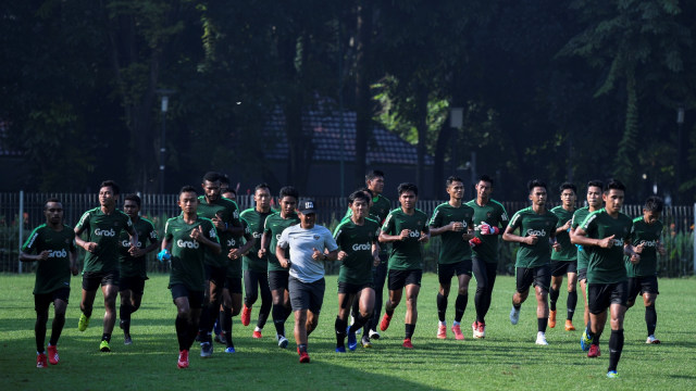 Pemain sepak bola Timnas U-22 mengikuti latihan di Lapangan ABC Senayan, Jakarta, Kamis (14/2). Foto: ANTARA FOTO/Hafidz Mubarak A