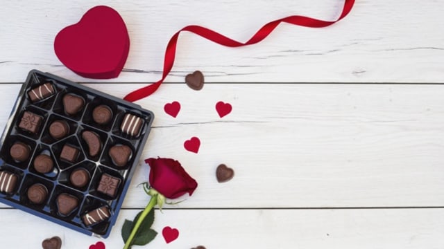 Cokelat dan bunga di Hari Valentine. Foto: Dok. Freepik