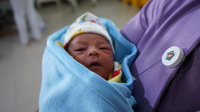 Bayi yang dibuang di By Pass Mantra Klungkung, Kamis (14/2) diserahkan ke Dinas Sosial Bali - kanalbali/KR7
