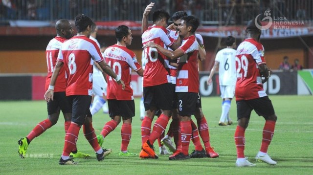 Pemain-pemain Madura United merayakan gol di laga melawan Persela Lamongan. Foto: Dok. Liga Indonesia