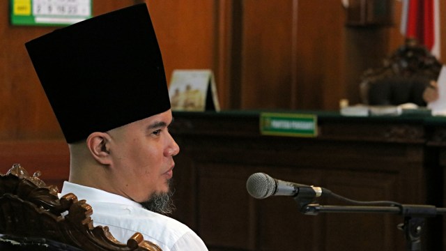Terdakwa kasus dugaan pencemaran nama baik Ahmad Dhani menghadiri sidang lanjutan ketiga di Pengadilan Negeri Surabaya, Jawa Timur. Foto: Antara/Didik Suhartono