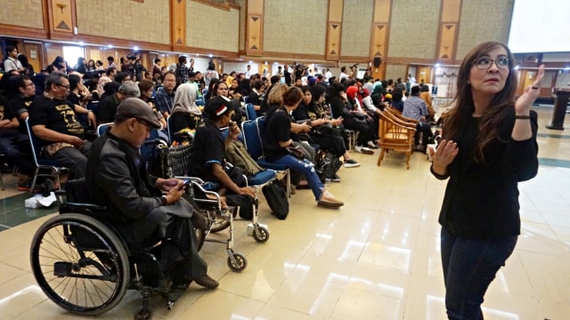 Sejumlah penyandang disabilitas yang mengikuti kegiatan sosialisasi dan simulasi pemilihan umum di Kementerian Sosial. Foto: Iqbal Firdaus/kumparan