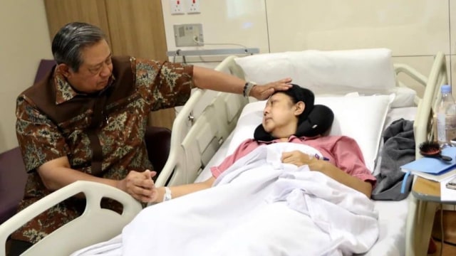Momen kesetiaan SBY temani Ani Yudhoyono yang terbaring di rumah sakit (Foto: Instagram/@agusyudhoyono)