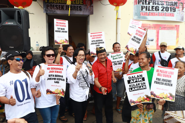  Para pedagang Pasar Gede Solo melakukan dukungan kepada Jokowi untuk menjadi Presiden lagi. (Foto : Fernando Fitusia)