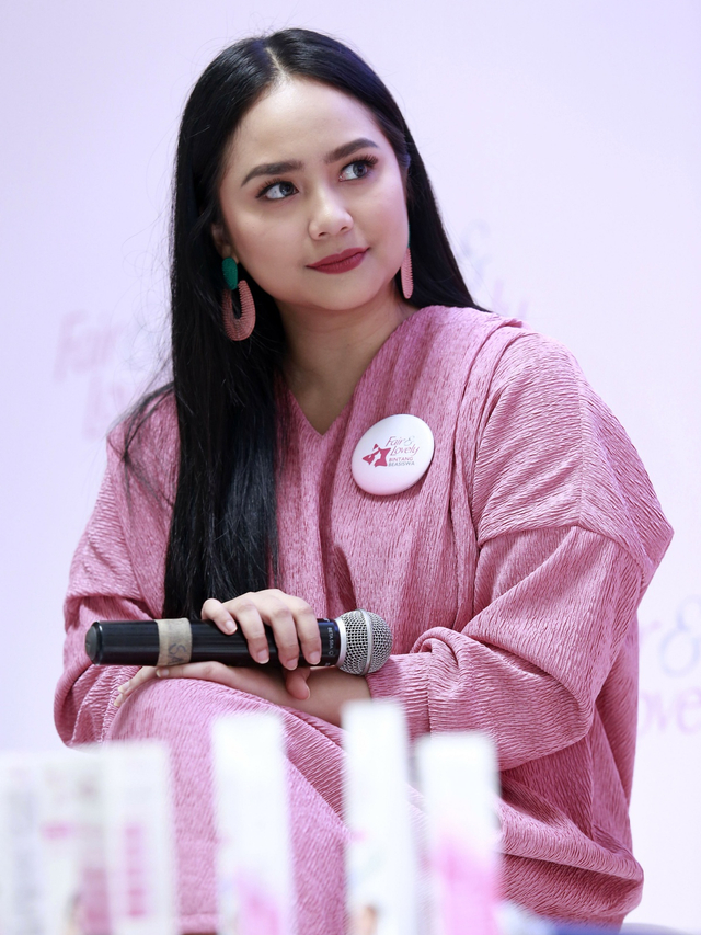 Penyanyi Gita Gutawa saat hadir di acara Fair & Lovely Bintang Beasiswa di kawasan Jakarta Kamis (14/02). Foto: Ronny/kumparan