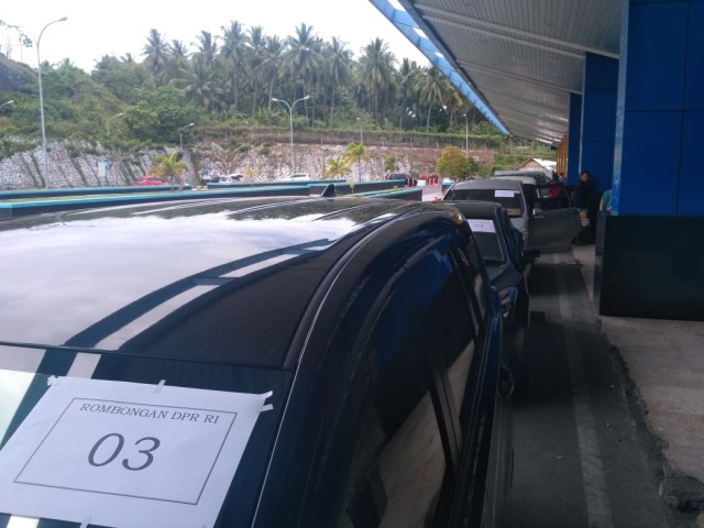 Mobil rombongan DPR RI di Bandara Babullah Ternate. Foto: Rizal Syam